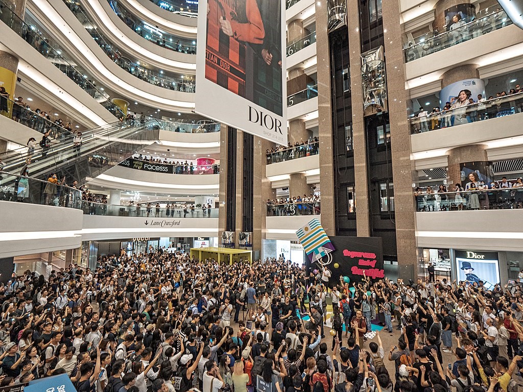2019年9月12日，成千的香港民眾群聚銅鑼灣時代廣場合唱《願榮光歸香港》的快閃活動©Wikiwand